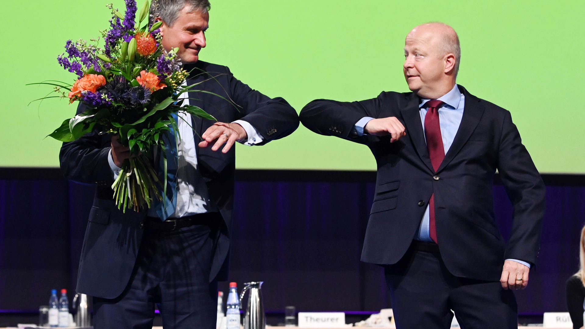 Michael Theurer (rechts), Landesvorsitzender der FDP Baden-Württemberg, gratuliert beim Landesparteitag der FDP Hans-Ulrich Rülke, Fraktionsvorsitzender der FDP Baden-Württemberg, zur Wahl als Spitzenkandidat zur Landtagswahl 2021. 