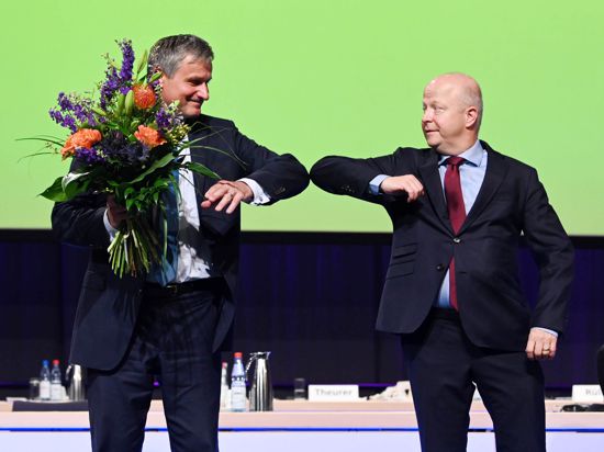 Michael Theurer (rechts), Landesvorsitzender der FDP Baden-Württemberg, gratuliert beim Landesparteitag der FDP Hans-Ulrich Rülke, Fraktionsvorsitzender der FDP Baden-Württemberg, zur Wahl als Spitzenkandidat zur Landtagswahl 2021. 
