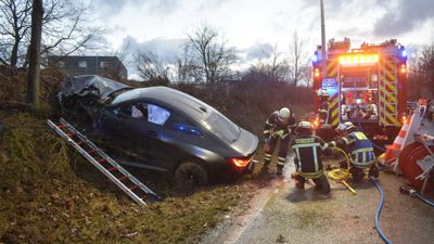 Schwarzer BMW auf der Pfoirzheimer Hohenäckerallee verursacht am 26. Januar 2024 einen tödlichen Unfall