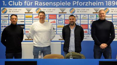 Neu im Team: Volker Grimminger (Zweiter von rechts) übernimmt den Trainerposten. Giuseppe Ricciardi (von links), Markus Geiser und Torsten Heinemann stellten ihn am Mittwoch der Öffentlichkeit vor.