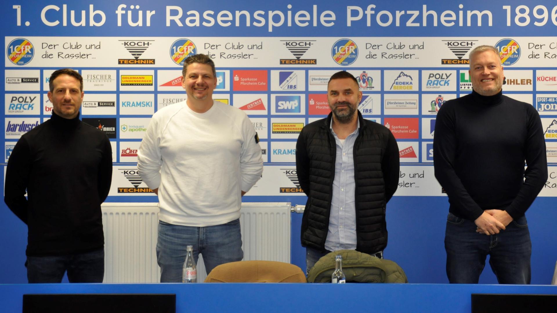 Neu im Team: Volker Grimminger (Zweiter von rechts) übernimmt den Trainerposten. Giuseppe Ricciardi (von links), Markus Geiser und Torsten Heinemann stellten ihn am Mittwoch der Öffentlichkeit vor.