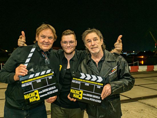 Produzent Peter Althof und Regisseur Davide Grisolia posieren beim Dreh für Macho Man 3 mit René Weller (von links)