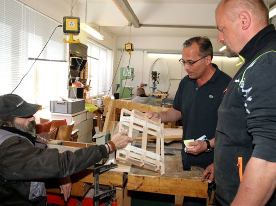 Drei Männer in der Schreinerwerkstatt im Wichernhaus Pforzheim. Links ein Beschäftigter, Mitte Leiter Mike Ullmann, rechts Arbeitstherapeut Stefan Wylo