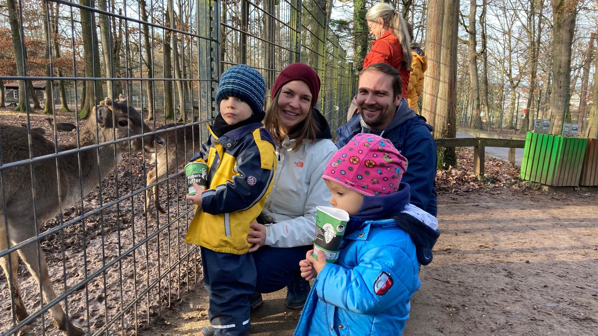 Familie beim Füttern im Pforzheimer Wildpark