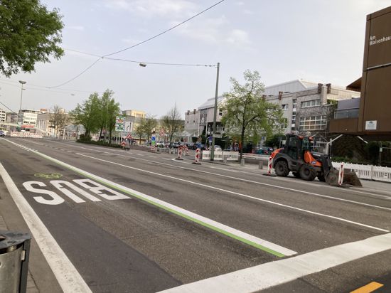 Grüne Piktogramme von Radfahrern verstärken nun die Busfahrbahn am Waisenhausplatz auf der Zerrennerstraße.