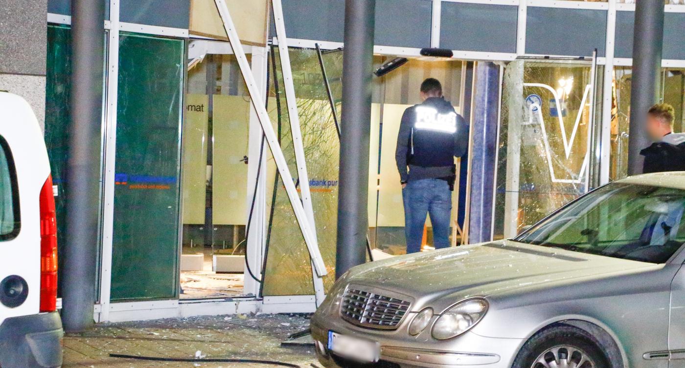 Unbekannte haben einen Geldautomaten der Volksbankfiliale in Eutingen gesprengt.