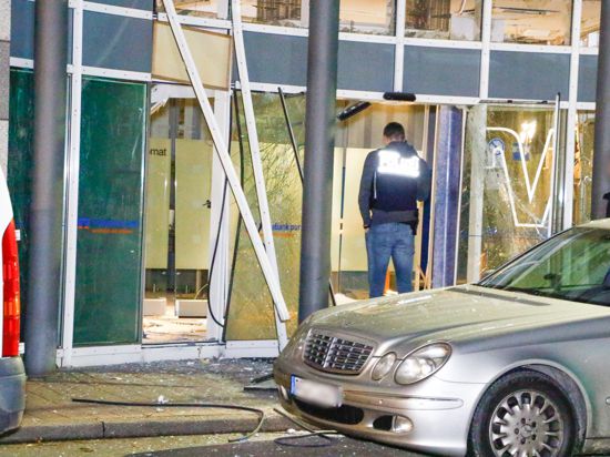 Unbekannte haben einen Geldautomaten der Volksbankfiliale in Eutingen gesprengt.