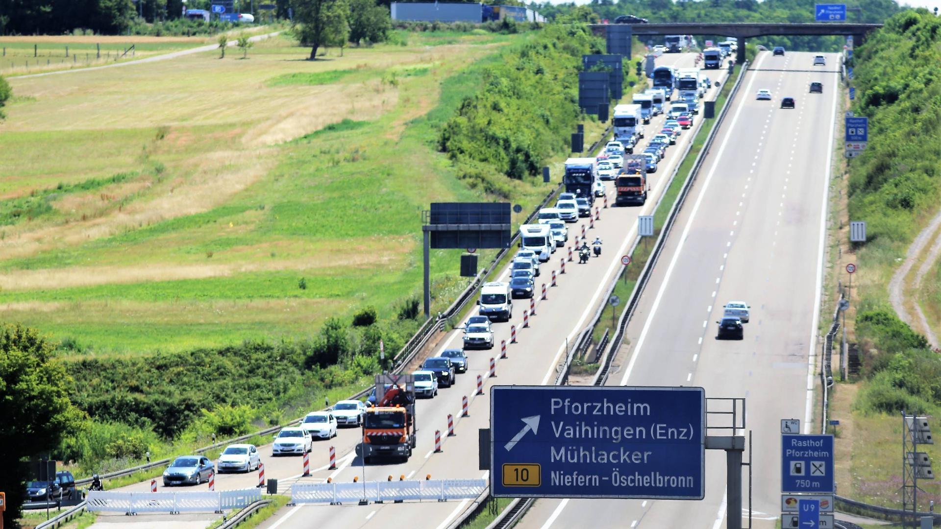 Tiefschlag auf den letzten Metern: Mehr als doppelt so viel als geplant soll der Ausbau an den letzten 4,8 Kilometern zwischen den Anschlussstellen Pforzheim-Nord und -Süd kosten. Konkret geht es an dem unfallträchtigen Autobahnabschnitt um eine Abflachung des starken Gefälles.