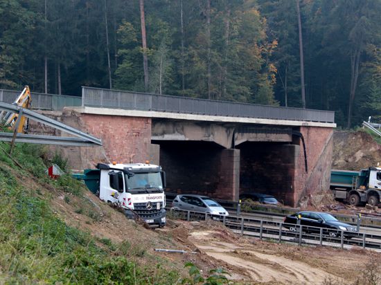 Die Brücken zwischen Niefern und Hagenschieß muss aufgrund des sechsspurigen Ausbaus der A8 abgebrochen werden. Foto: 