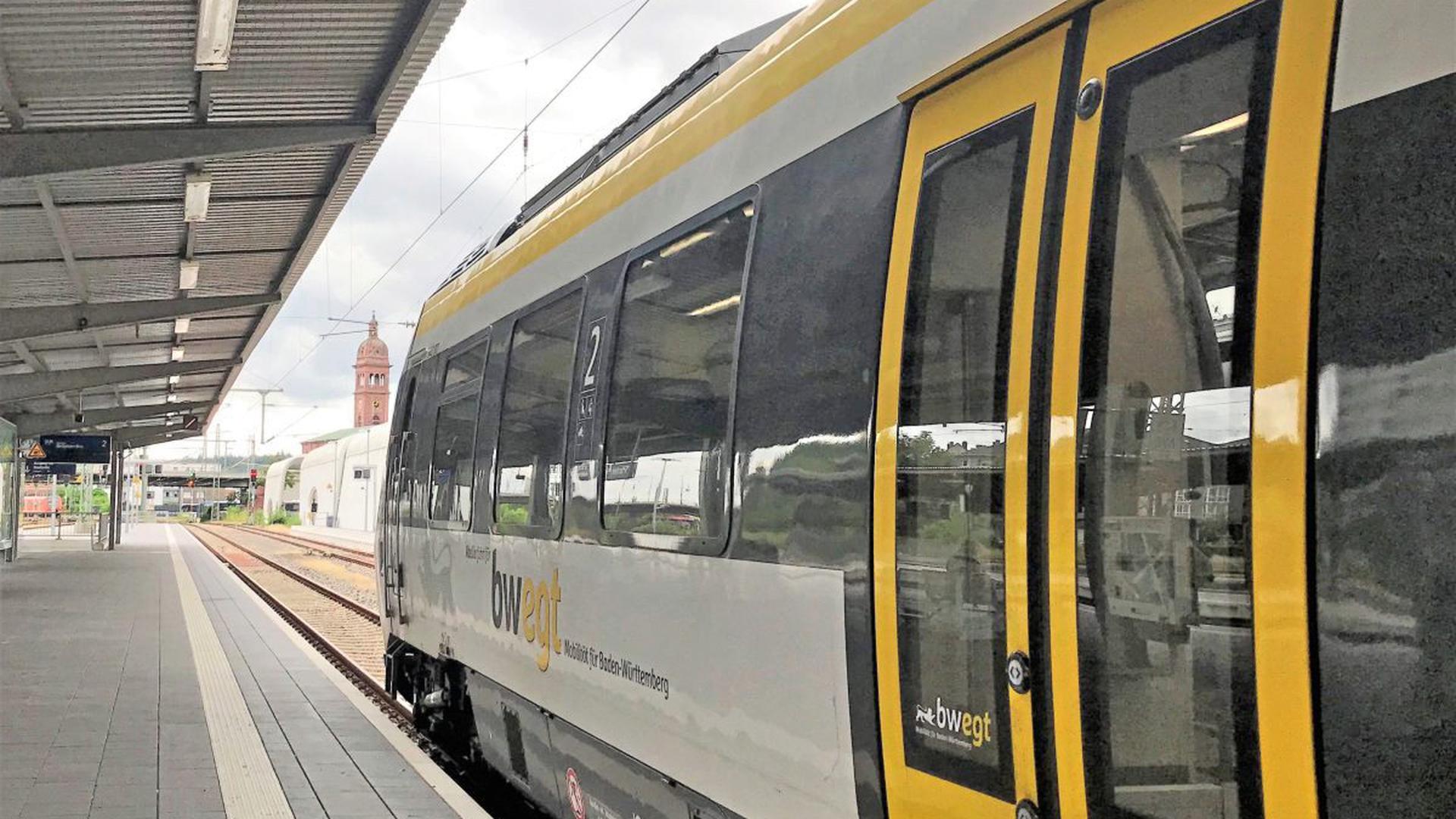 Eine Regionalbahn von Abellio steht am Hauptbahnhof in Pforzheim. Von hier geht es jetzt einige Male am Tag weiter bis Karlsruhe. Eine Verbesserung, für die politisch hart gerungen wurde.
