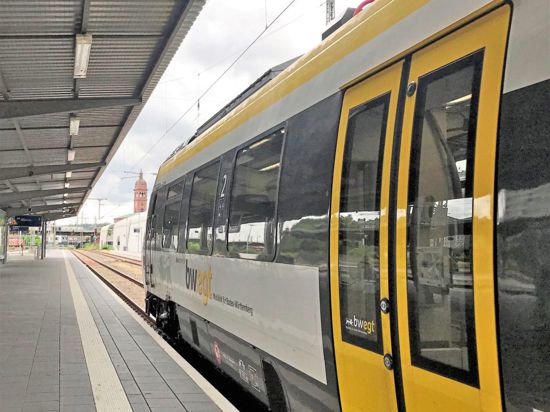 Eine Regionalbahn von Abellio steht am Hauptbahnhof in Pforzheim. Von hier geht es jetzt einige Male am Tag weiter bis Karlsruhe. Eine Verbesserung, für die politisch hart gerungen wurde.