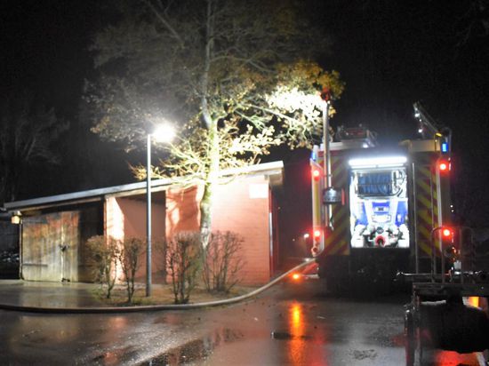 Feuerwehrleute an der Arlingerschule im Einsatz:  In der Nacht zum Freitag brannte auf dem Geländer der Pforzheimer Schule erneut ein Schuppen, der in den vergangenen Nächten mutmaßlich schon zweimal die Zielscheibe von Brandstiftung wurde.  