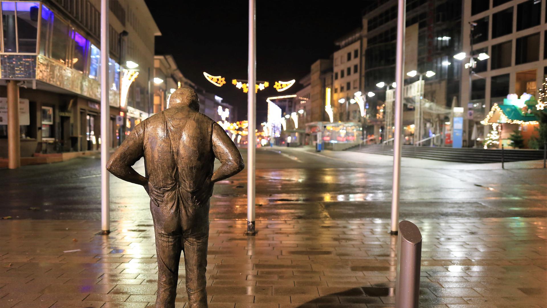 Last Man Standing: „Der Dicke“ in der Pforzheimer Fußgängerzone steht am Samstagabend allein auf weiter Flur. In der Stadt gelten aufgrund hoher Corona-Infektionszahlen strenge nächtliche Ausgangsbeschränkungen.