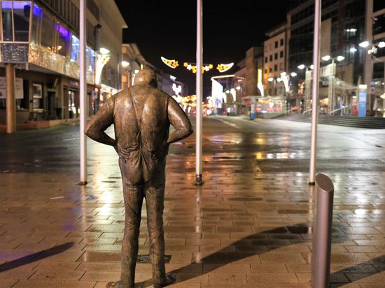 Last Man Standing: „Der Dicke“ in der Pforzheimer Fußgängerzone steht am Samstagabend allein auf weiter Flur. In der Stadt gelten aufgrund hoher Corona-Infektionszahlen strenge nächtliche Ausgangsbeschränkungen.