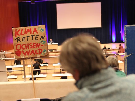 Protest auf Abstand: Umweltschützer verfolgen die entscheidende Ausschusssitzung zur Gewerbeflächenplanung in Pforzheim am Donnerstag im Pforzheimer Congresscentrum.
