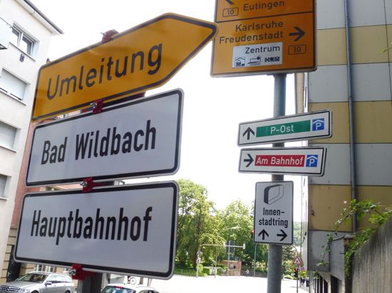 Bad oder Bach? In der Pforzheimer Oststadt irritiert ein Umleitungsschild derzeit die Autofahrer. Es ist nicht die erste Rechtschreibpanne auf Straßenschildern in der Goldstadt.