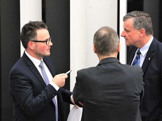 Boch und Rülke streiten sich in einer Sitzungspause im Pforzheimer Gemeinderat 