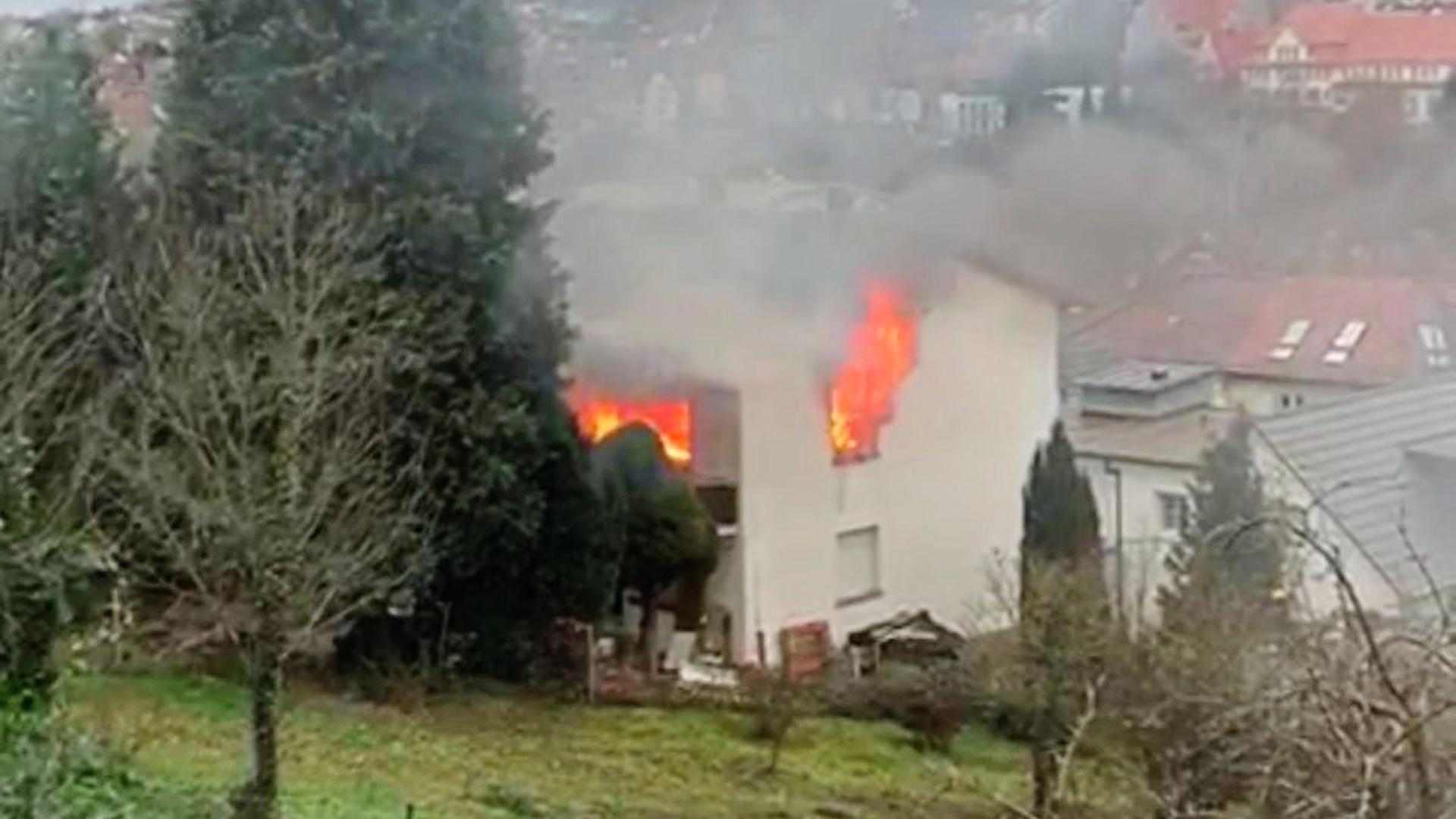 Flammen schlagen aus den Fenstern im ersten Stock: In Pforzheim hat am Sonntag ein Haus gebrannt.