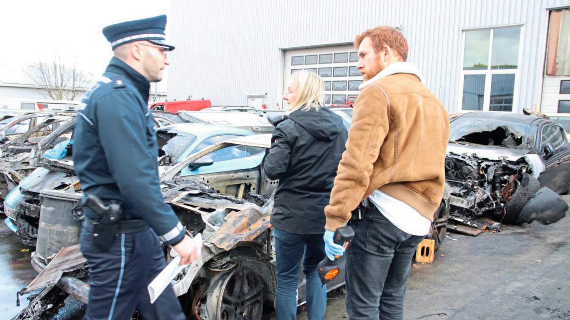 Am Tag nach dem Brand untersuchen Ermittler die Autowracks. Der Gesamtschaden beträgt mehrere hunderttausend Euro.