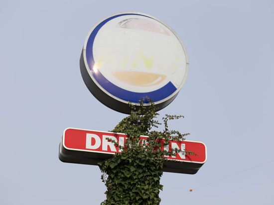  Efeu rankt sich am Drive-In-Schild der vor fünf Jahren abgebrannten Burger-King-Filiale in Pforzheim empor.