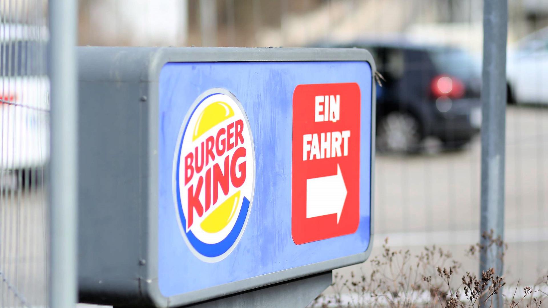 Ein ausgebleichtes Einfahrtsschild an der Brache des ehemaligen Burger-King-Restaurants in Pforzheim