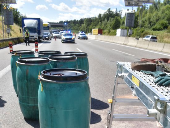 Fässer mit eingelegten Kirschen auf der gesperrten Autobahn. 