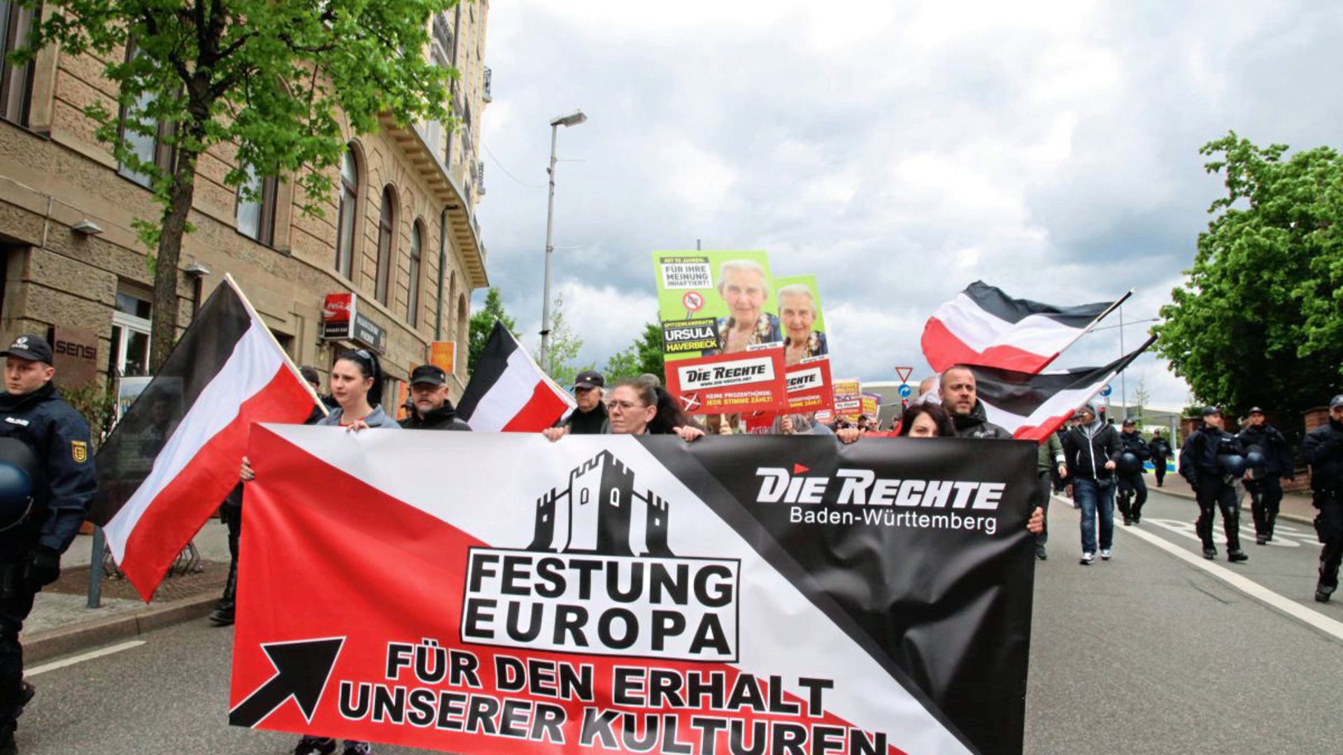 „Die Rechte“ ist neben Karlsruhe auch in Pforzheim aktiv – hier bei einer Demonstration zur Europawahl am 11. Mai. Auf den Plakaten im Hintergrund ist die Holocaust-Leugnerin und Spitzenkandidatin Ursula Haverbeck zu sehen.