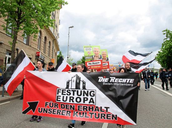 „Die Rechte“ ist neben Karlsruhe auch in Pforzheim aktiv – hier bei einer Demonstration zur Europawahl am 11. Mai. Auf den Plakaten im Hintergrund ist die Holocaust-Leugnerin und Spitzenkandidatin Ursula Haverbeck zu sehen.