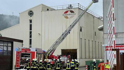 Feuerwehren kämpfen mit Drehleiter gegen Brand in der Silohalle der Pektinfabrik Herbstreith & Fox