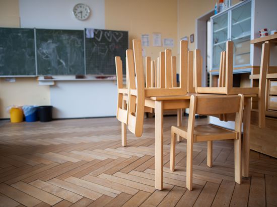 Stühle stehen auf einem Tisch in einer Schule