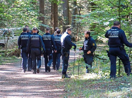 Neue Erkenntnisse über die Täter erhoffte sich die Polizei am Donnerstag bei der Suche nach Hinweisen am Fundort des Leichnams im Hagenschießwald. 25 Beamte durchkämmten das Waldstück.