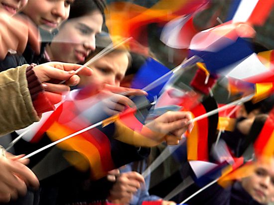 Schüler mit deutschen und französischen Flaggen