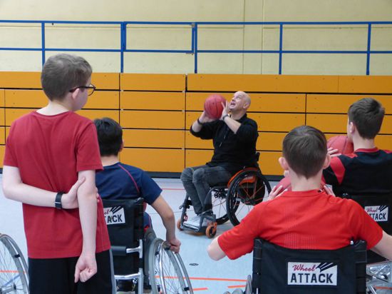 Marco Hopp
Rollstuhlbasketball
Behindertensport macht Schule
Inklusionsserie
Sport mit Handicap
Windeck-Gymnasium
Bühl Schwarzwaldhalle
BBS Badischer Behinderten- und Rehabilitationssportverband