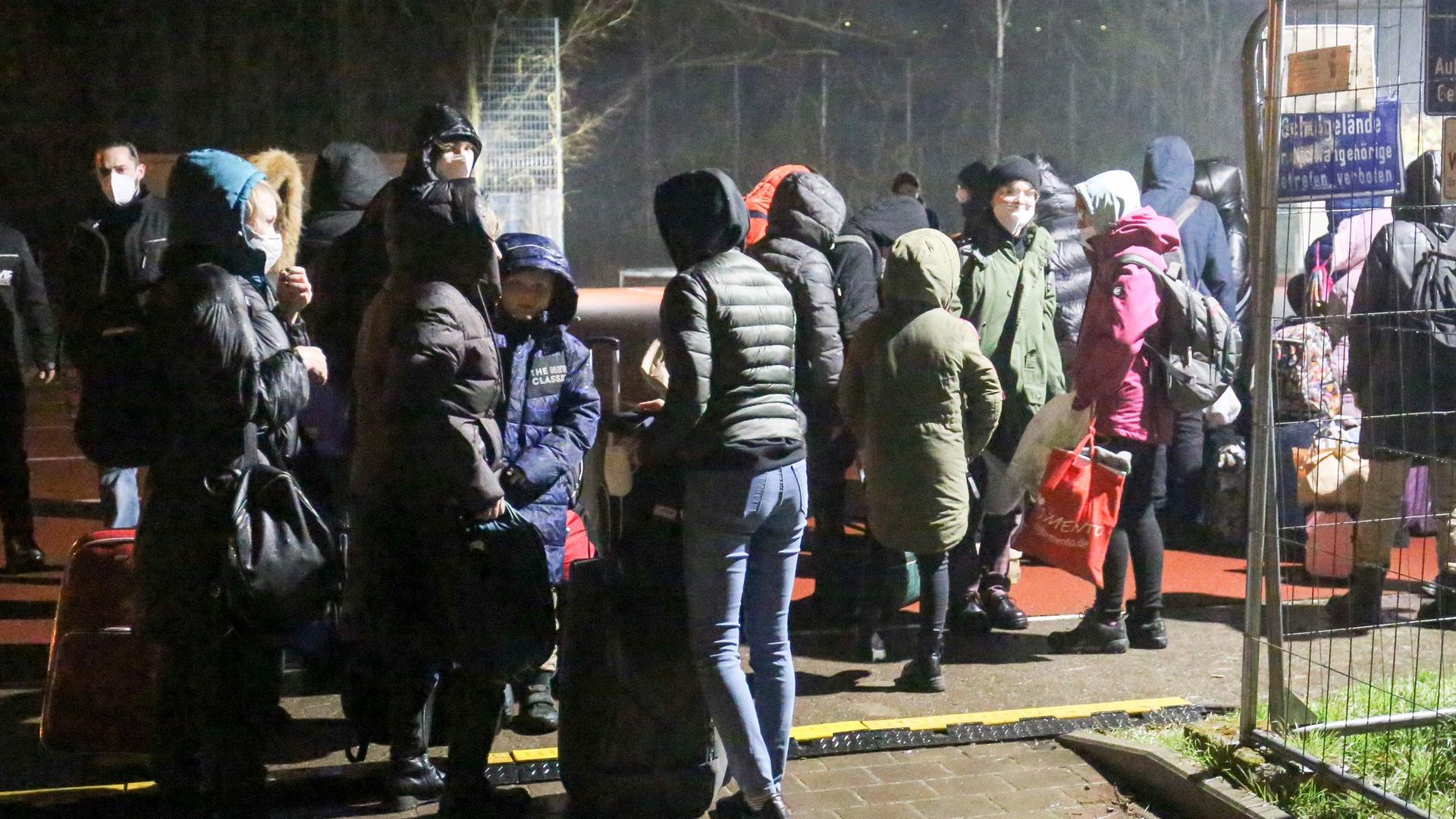Vor einer Woche kamen die ersten rund 50 Flüchtlingen an, in Kürze soll ein weiterer Bus folgen, kündigte Landrat Bastian Rosenau am Donnerstag an. Die Notunterkunft in Mühlacker hat Kapazitäten für bis zu 128 Menschen. 