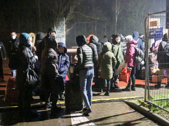 Vor einer Woche kamen die ersten rund 50 Flüchtlingen an, in Kürze soll ein weiterer Bus folgen, kündigte Landrat Bastian Rosenau am Donnerstag an. Die Notunterkunft in Mühlacker hat Kapazitäten für bis zu 128 Menschen. 