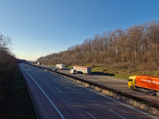 Die Fahrbahndecke zwischen den Anschlussstellen Pforzheim-West und Karlsbad muss erneuert werden, weil es in diesem Bereich Schäden gibt. Die Baukosten sind mit rund 1,5 Millionen Euro veranschlagt. Begonnen werden soll mit der Umsetzung im zweiten Quartal.