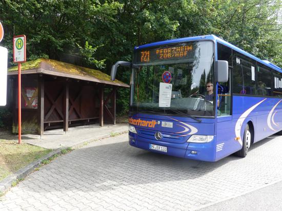 Ein Regionalbus der Linie 721 hält an der noch aktuellen Haltestelle beim SRH-Klinikum Langensteinbach.