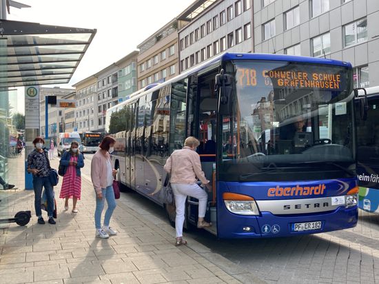 Ein Bus hält am Pforzheimer Leopoldplatz.