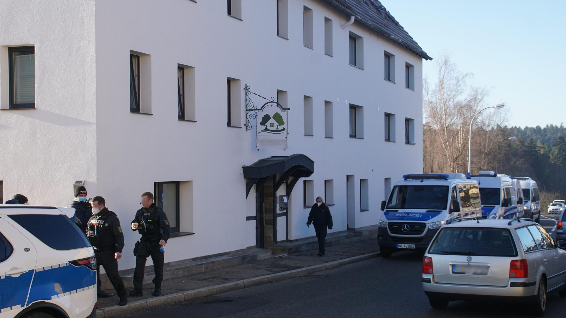 Großeinsatz: Die Polizei durchsuchte am Mittwoch einen Gastronomiebetrieb im Schömberger Ortsteil Langenbrand. Bei der Aktion soll auch eine Person verhaftet worden sein.