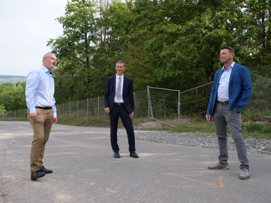 Alexander Pfeiffer (Abteilungsleiter Abfallwirtschaft Pforzheim), sowie die HFG-Geschäftsführer Frank Stephan und Tobias Mertenskötter (von links) begutachten die Stelle, an der die Erweiterung geplant ist