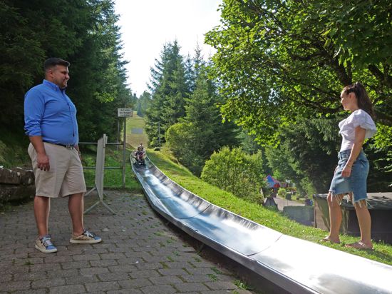 Zeit für die nächste Generation: Bei der Riesenrutschbahn im Poppeltal sorgen inzwischen auch Nino Wagner (links) und Joy Wittman für ein reibungsloses Rutschvergnügen