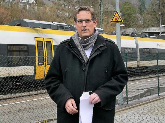 Erik Schweickert hat für die Residenzbahn eine Qualitätsoffensive gestartet – hier am Bahnhof Niefern.