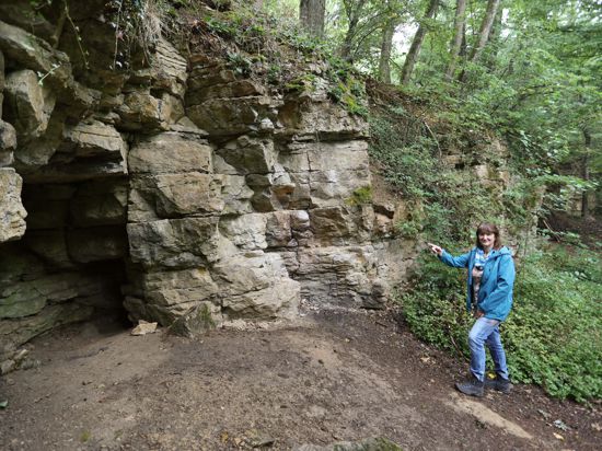 Geheimnisvolle Felsformation: Leserin Susanne Waldhauer wollte genau wissen, was es mit der "Räuberhöhle” auf sich hat.