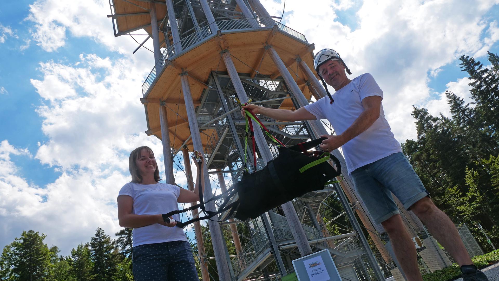In diesem Geschirr werden die ersten menschlichen Flieger gleich den Black Forest Flying Fox nutzen. Marina Moser und Michael Wernecke von der Schömberg Erlebnis GmbH freuen sich, dass es losgehen kann.