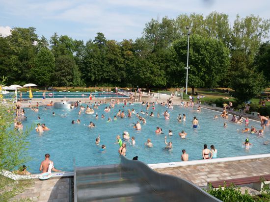 Unbeschwertes Badevergnügen erwartet man ab Mai unter anderem im Schlossbad in Remchingen. Es wird keine Einschränkungen mehr geben, wie noch im letzten Jahr der Fall. Jahreskarten sind zudem seit dieser Woche im Vorverkauf erhältlich.