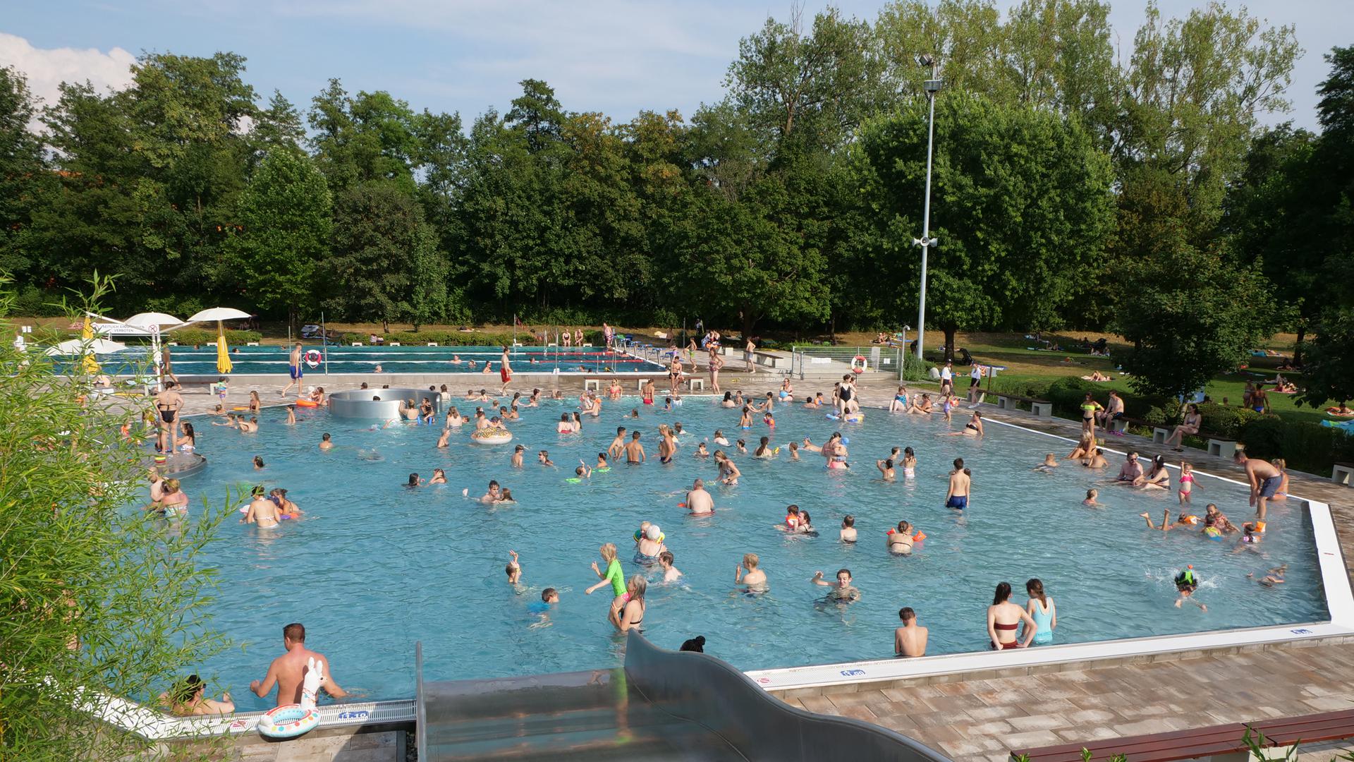 Auf einer Totalen sind Menschen im Schwimmbecken des Remchinger Freibads zu sehen.