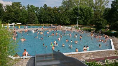 Die Wassertemperatur im Freibad in Remchingen ist um zwei Grad abgesenkt worden. Es ist Teil der Sofortmaßnahmen zur Energieeinsparung, für die der Gemeinderat grünes Licht gegeben hat. 