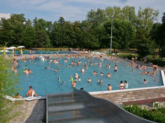 Die Wassertemperatur im Freibad in Remchingen ist um zwei Grad abgesenkt worden. Es ist Teil der Sofortmaßnahmen zur Energieeinsparung, für die der Gemeinderat grünes Licht gegeben hat. 