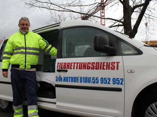 Berufstierretter Uwe Lässig mit Tierrettungswagen