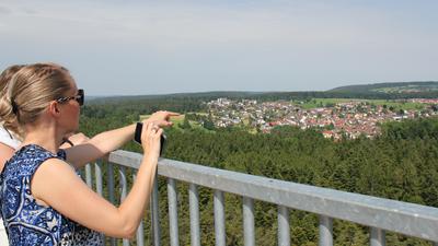 Panoramausblick: Auf der obersten Plattform des 55 Meter hohen Aussichtsturm „Himmelsglück“ liegt einem nicht nur Schömberg zu Füßen - bei guter Sicht sieht man sogar den Stuttgarter Fernsehturm und den Baumwipfelpfad in Bad Wildbad. 